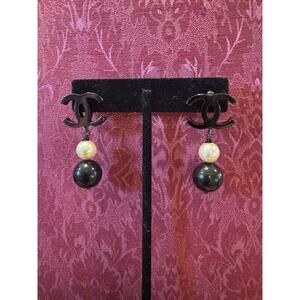 Chanel CC Black and White Pearl Dangle Pierced Earrings B14B Authentic CoA